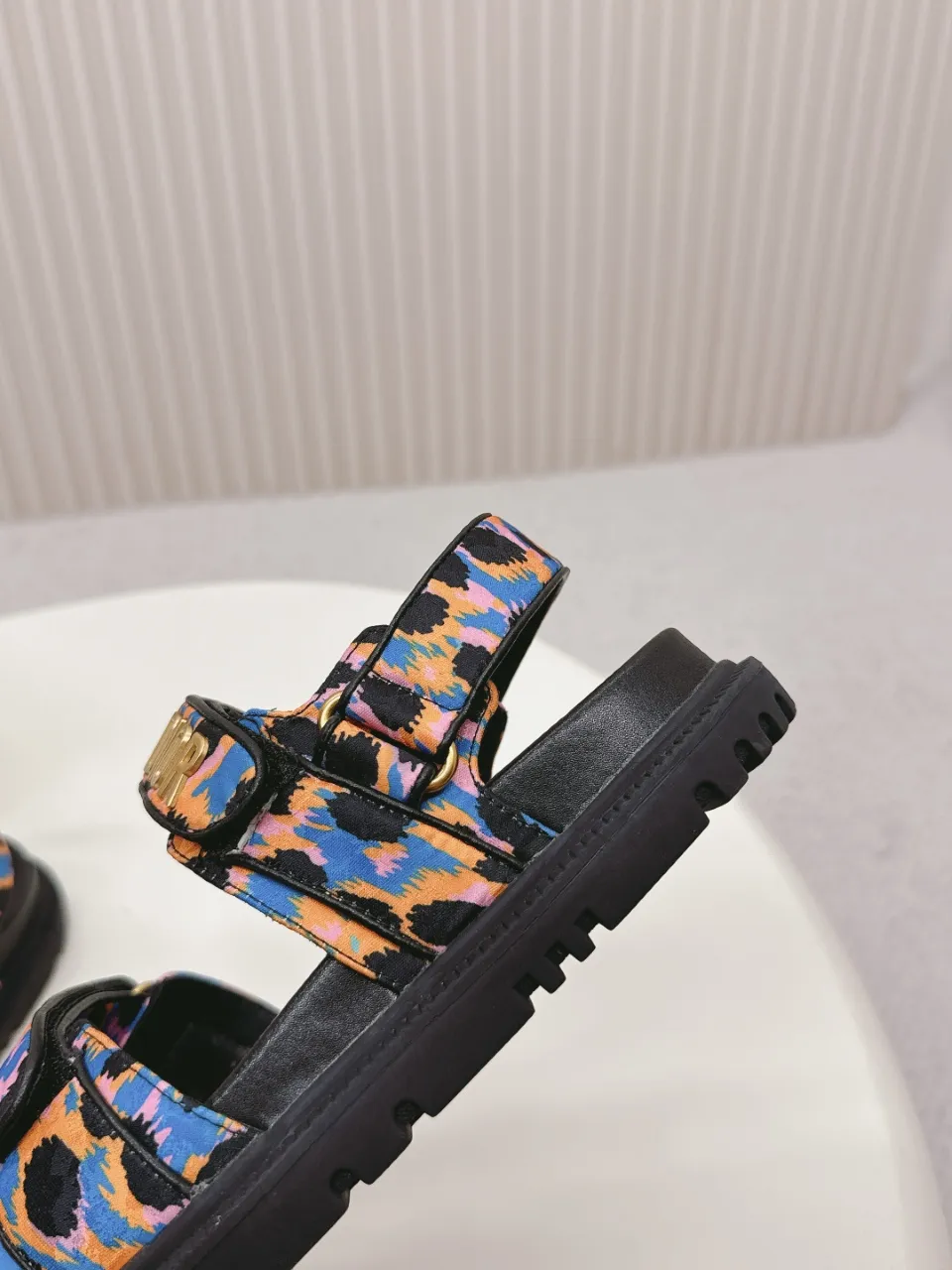 👟👟Ex-factory price 480👟👟 DIOR classic sandals mixed sheepskin DiorAct sandals are fashionable. Paired with an insole that fits the shape of your foot, it's made of exceptionally lightweight and comfortable leather. The upper straps are fastened with Velcro and are decorated with a gold-finish metal "Dior" logo, which complements the style design. These sandals add a modern edge to any look. Fabric: Imported mixed sheepskin Lining: Imported sheepskin Outsole: Original TPU outsole Code number: 35-42 (41 42 customized, non-refundable)